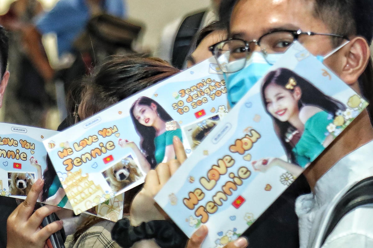 Để bày tỏ niềm yêu thích đối với nhóm nhạc người hâm mộ còn in hình thần tượng cùng những lời nhắn gửi.