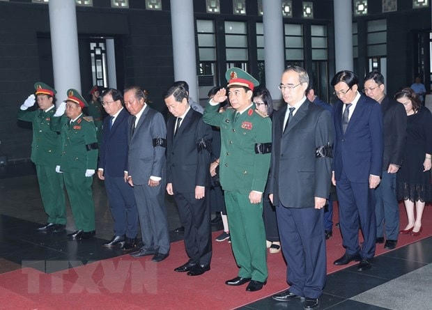 Đoàn Chính phủ do Phó Thủ tướng Lê Minh Khái dẫn đầu viếng Thượng tướng Nguyễn Chí Vịnh. (Ảnh: Trọng Đức/TTXVN)