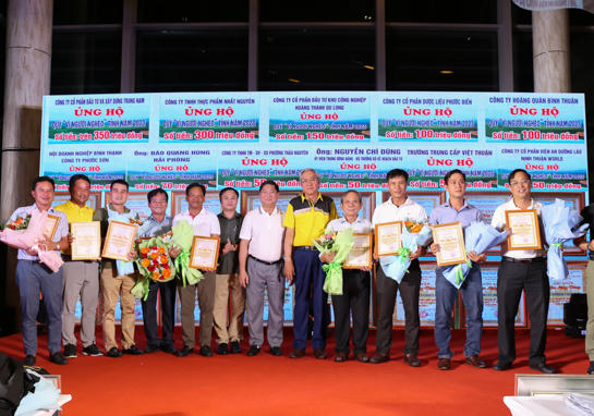 Lãnh đạo tỉnh Ninh Thuận tặng hoa và ghi nhận tấm lòng vàng của các mạnh thường quân đã tham đăng ký ủng hộ.