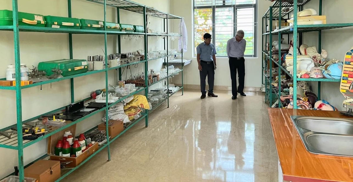 Cán bộ giám sát của MTTQ tỉnh Hà Tĩnh kiểm tra thực tế tại Trường THCS Hương Giang (huyện Hương Khê).