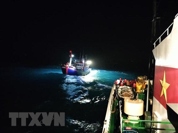 Tàu Kiểm ngư tiếp cận với tàu của ngư dân tỉnh Bình Thuận gặp nạn để tiến hành hỗ trợ lai dắt về bờ. Ảnh minh họa: TTXVN.