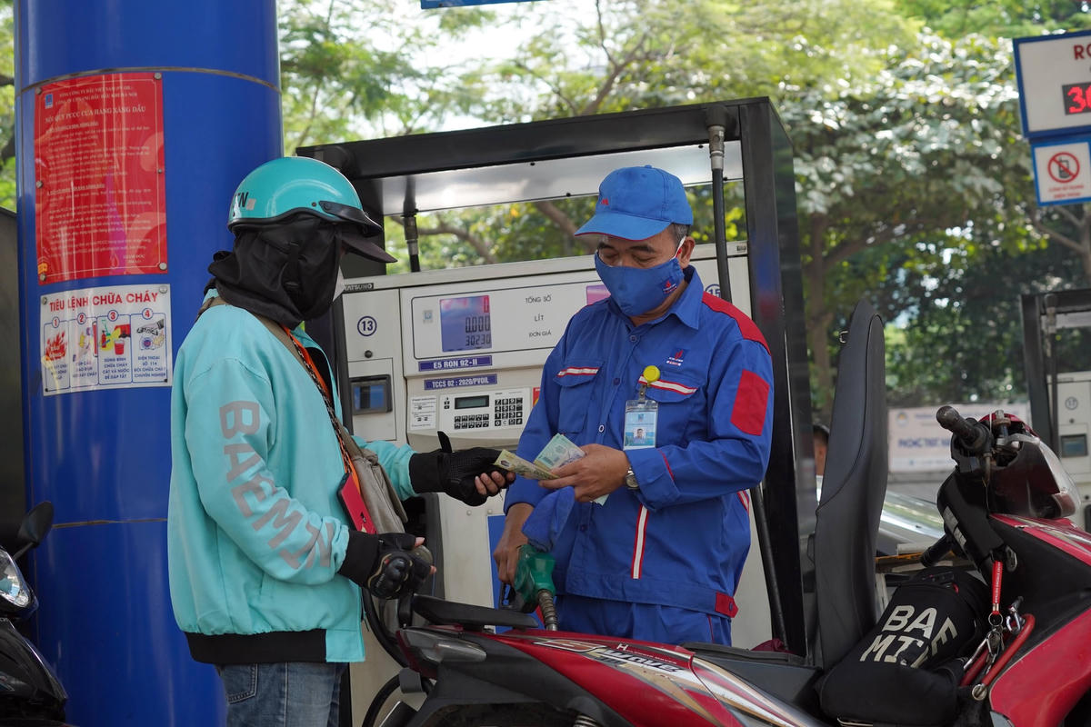 Giá xăng đã giảm 5 lần liên tiếp trong thời gian gần đây. Ảnh: Quang Vinh
