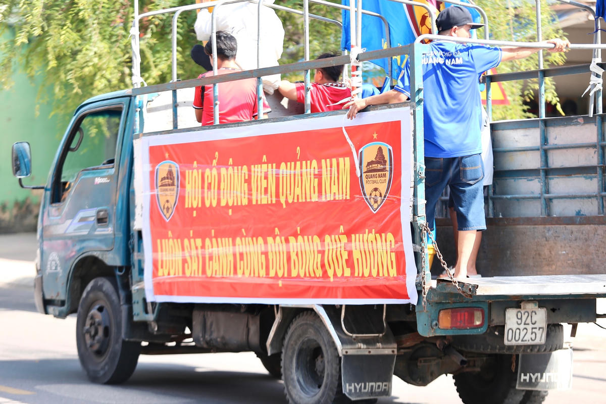 Nhiều câu khẩu hiệu được CĐV ghi cổ vũ.