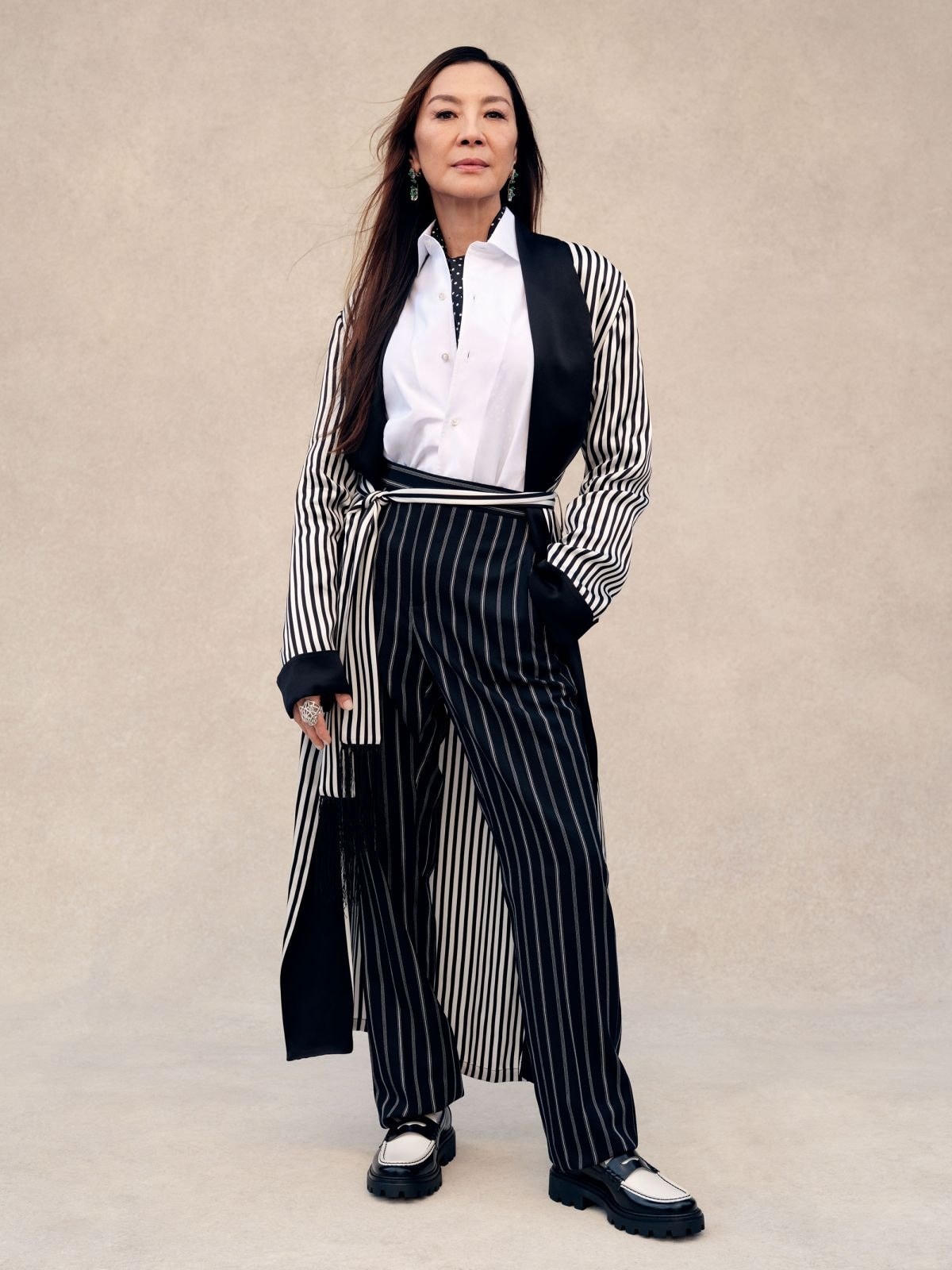 ... đôi khi phá cách bằng trang phục ton sur ton mix match đầy ấn tượng. 