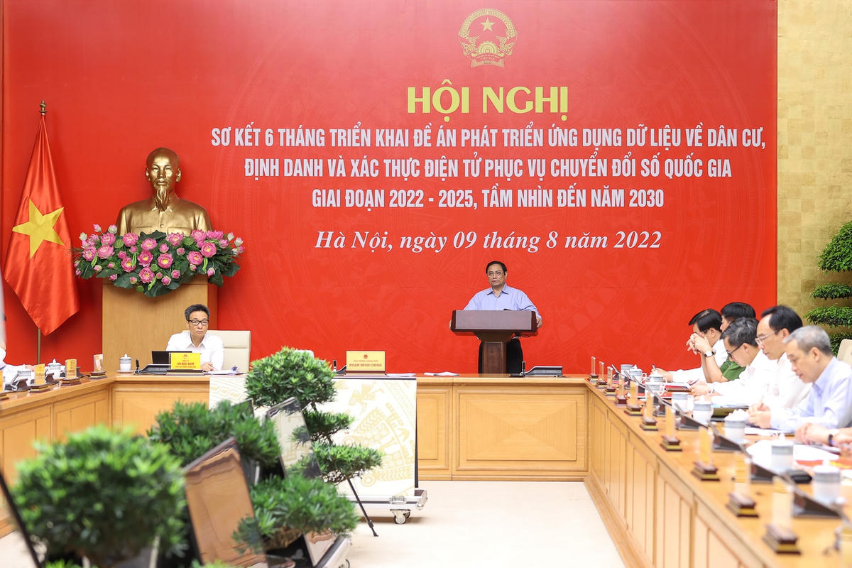 Thủ tướng nhấn mạnh, Đề án 06 có ảnh hưởng trực tiếp tới người dân, nhằm cụ thể hóa chương trình chuyển đổi số quốc gia, góp phần cải cách thủ tục hành chính và giúp người dân thuận tiện nhất khi thực hiện thủ tục thông qua môi trường số. Ảnh: VGP/Nhật Bắc.