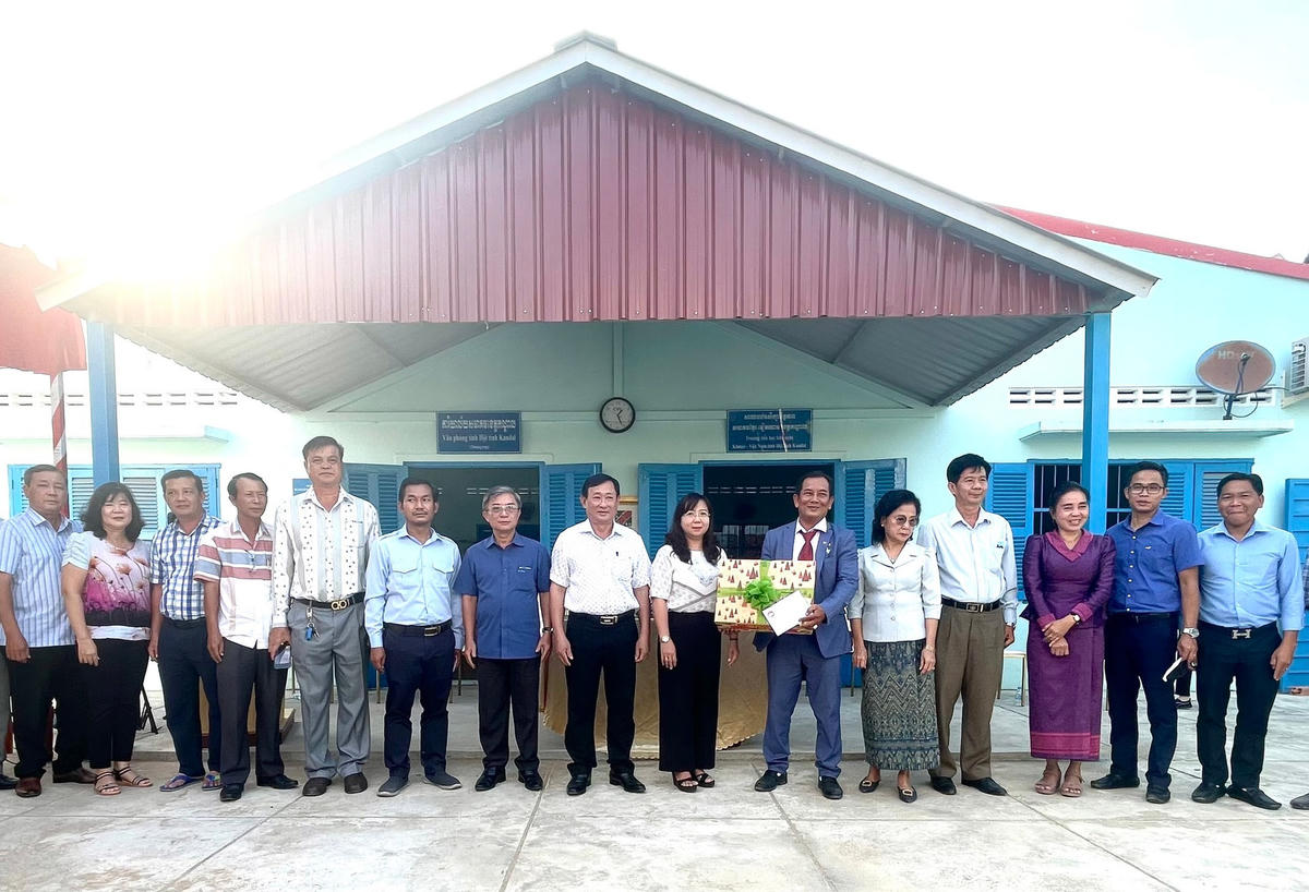 Đoàn tặng quà tại xã Svay Rolum, thành phố Takhmao.