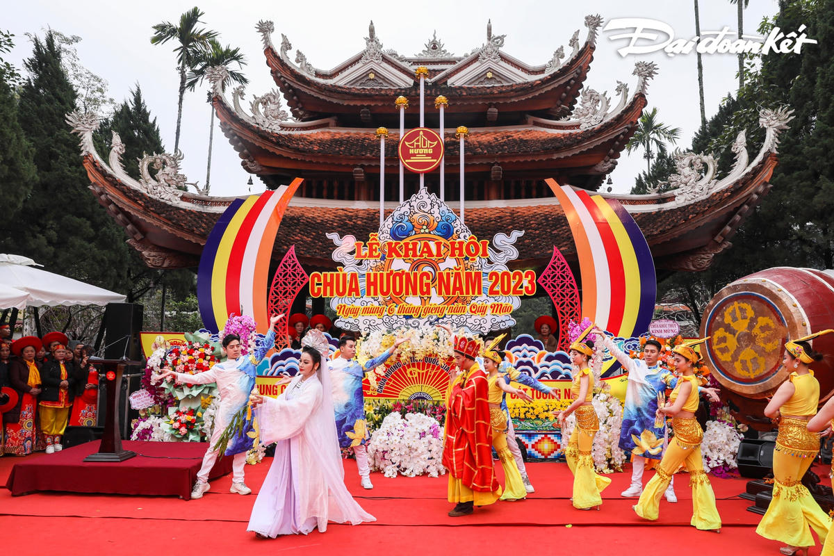 Gần 3 vạn du khách trong ngày khai hội Chùa Hương 2023