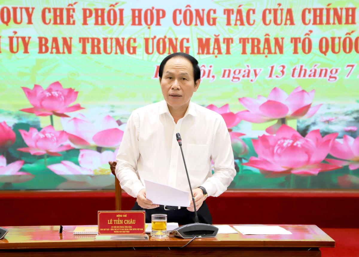 Phó Chủ tịch - Tổng Thư ký Lê Tiến Châu phát biểu tại phiên họp.