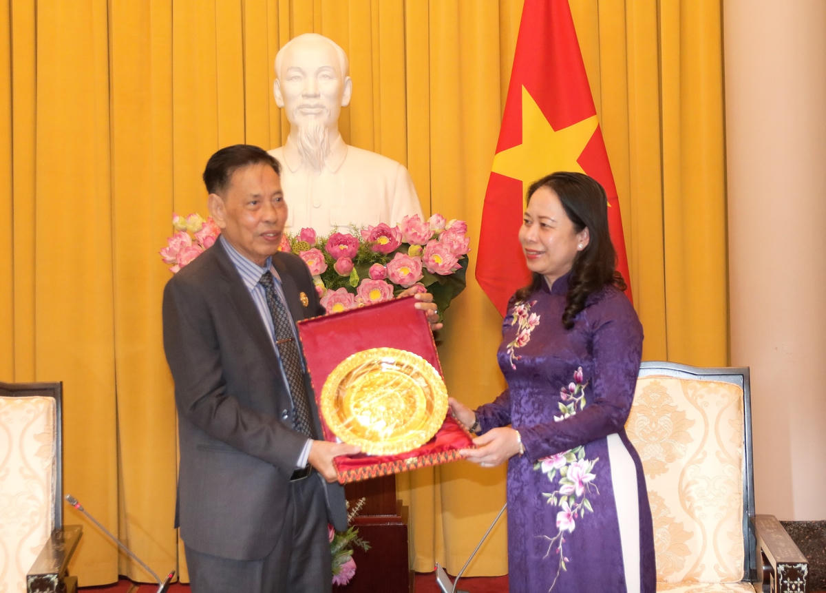 Ông Nhem Valy, Phó Chủ tịch Thường trực kiêm Tổng Thư ký Hội đồng Quốc gia Mặt trận Đoàn kết Phát triển Tổ quốc Campuchia tặng quà lưu niệm cho Phó Chủ tịch nước Võ Thị Ánh Xuân.