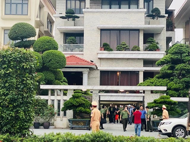 Ngày 14/5/2022, cơ quan chức năng tỉnh Quảng Ninh đã tiến hành phong tỏa, khám xét nhà riêng và tiến hành bắt tạm giam cựu Chủ tịch UBND TP Hạ Long Phạm Hồng Hà.