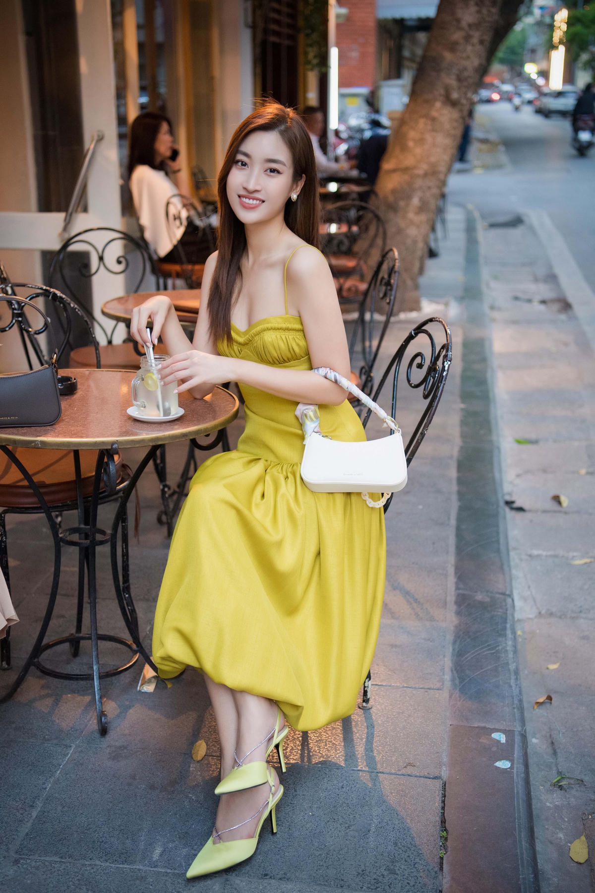 Người đẹp mong đấng sinh thành luôn mạnh khỏe và mỗi ngày bên gia đình đều là những ngày vui.