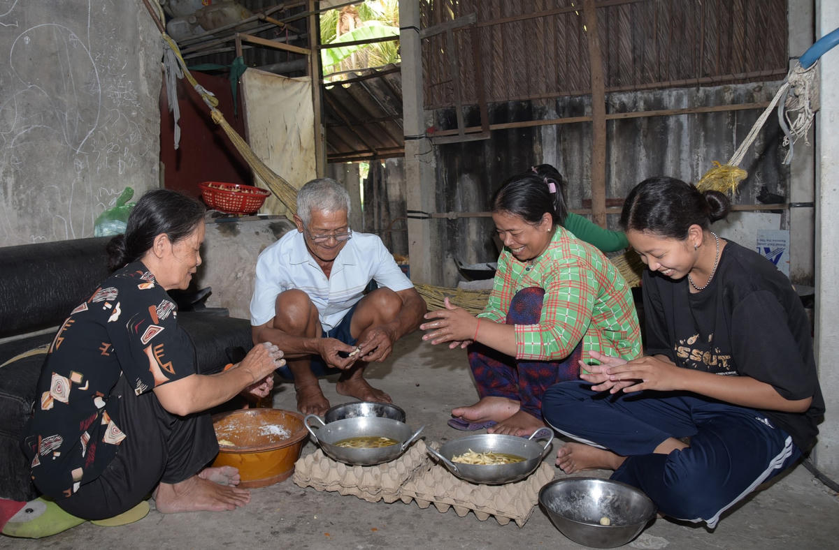 Một gia đình Khmer ở xã Hưng Hội, huyện Vĩnh Lợi, tỉnh Bạc Liêu làm bánh gừng, bánh ớt đón tết Chôl-chnăm-thmây