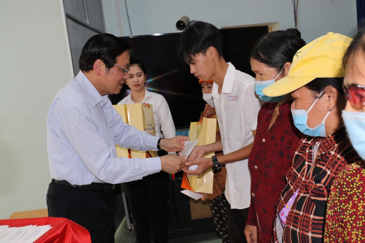 Ông Phan Đình Trạc trao quà hỗ trợ người nghèo tại thị xã Bến Cát.