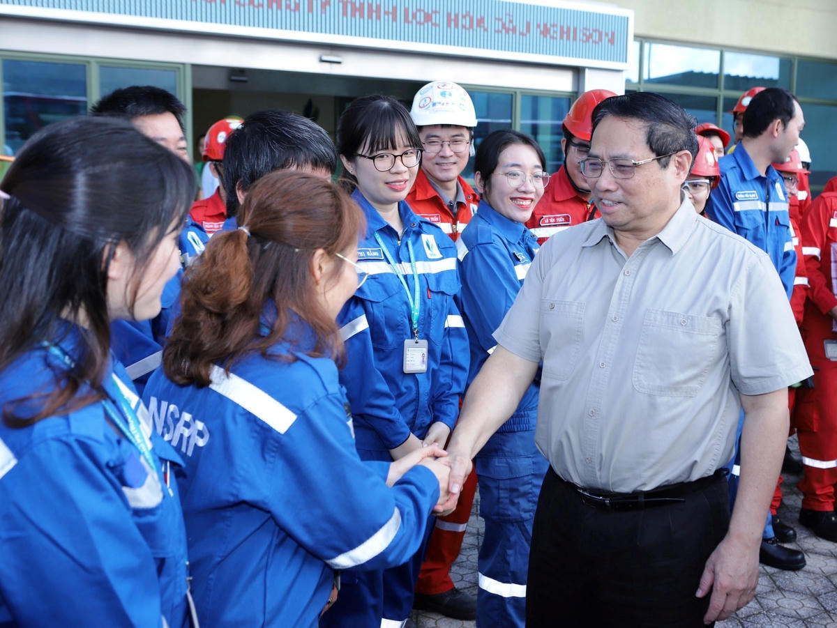 Thủ tướng Chính phủ Phạm Minh Chính đã đến thăm, tặng quà, động viên cán bộ, chuyên gia, kỹ sư và công nhân, người lao động đang làm việc tại Nhà máy Lọc hóa dầu Nghi Sơn.