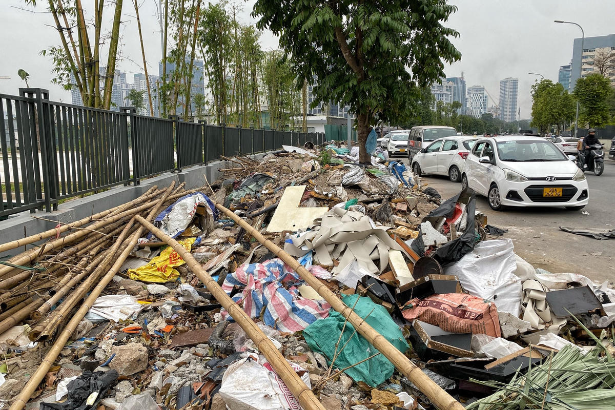 Thời gian gần đây tại khu vực đoạn đường ngõ 7, (Tôn Thất Thuyết, phường Yên Hoà, quận Cầu Giấy) xuất hiện bãi rác dài hàng chục mét bốc mùi hôi thối gây mất vệ sinh môi trường.