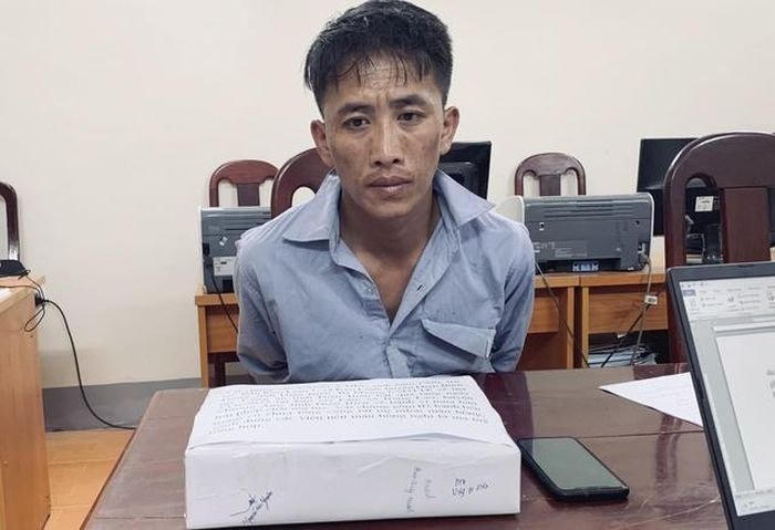 Đối tượng Vàng A Dia cùng tang vật.
