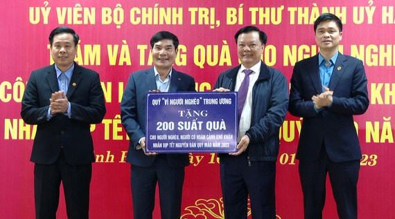 Ông Đỗ Việt Anh, Chủ tịch Ủy ban MTTQ tỉnh Ninh Bình đón nhận biểu trưng các phần quà từ tay Bí thư Thành ủy Hà Nội.