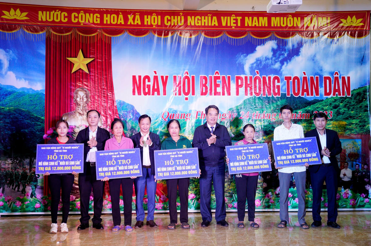 Trưởng ban Nội chính Tỉnh ủy cùng, lãnh đạo Ủy ban MTTQ tỉnh và huyện Vũ Quang trao 5 mô hình sinh kế, mỗi mô hình trị giá 12 triệu đồng cho các gia đình chính sách, gia đình có hoàn cảnh khó khăn trên địa bàn huyện.