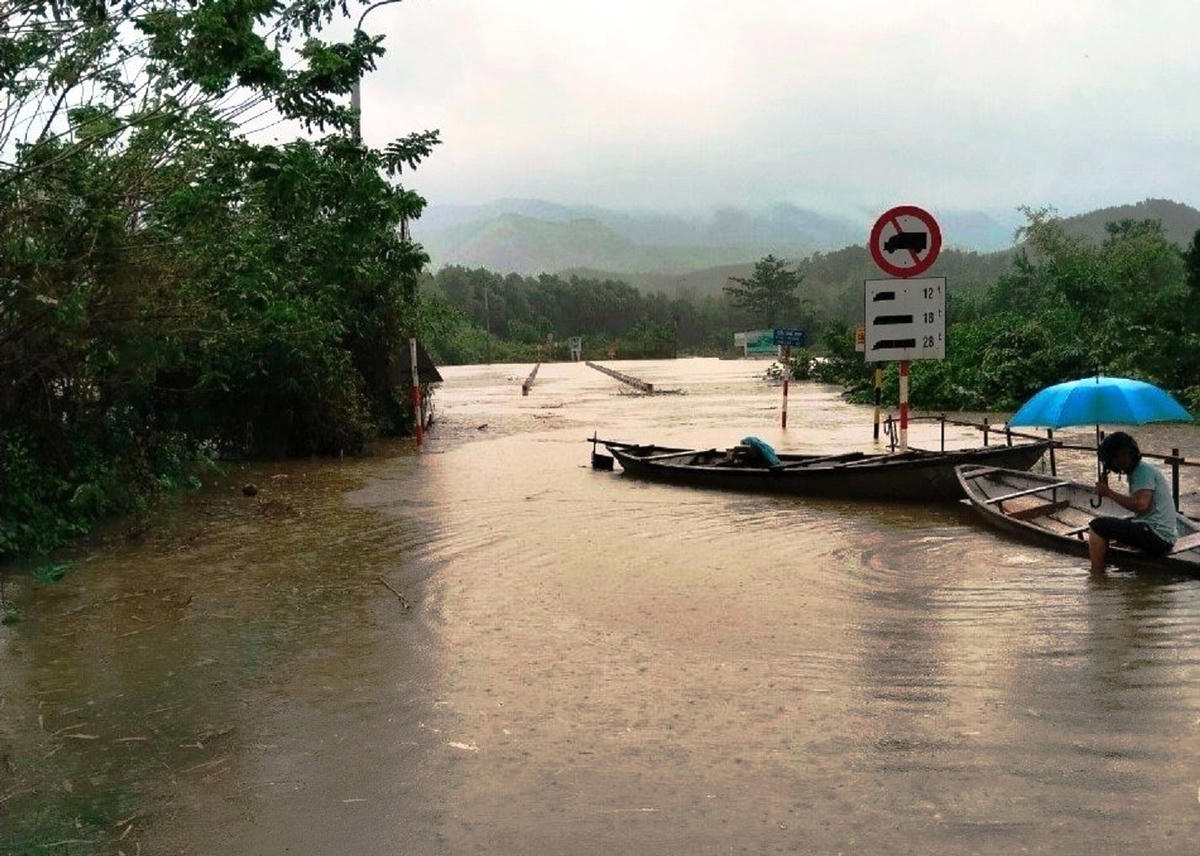 Đoạn cầu Khe Rinh (Km65+402), xã Phước Ninh, huyện Nông Sơn nước dâng cao.