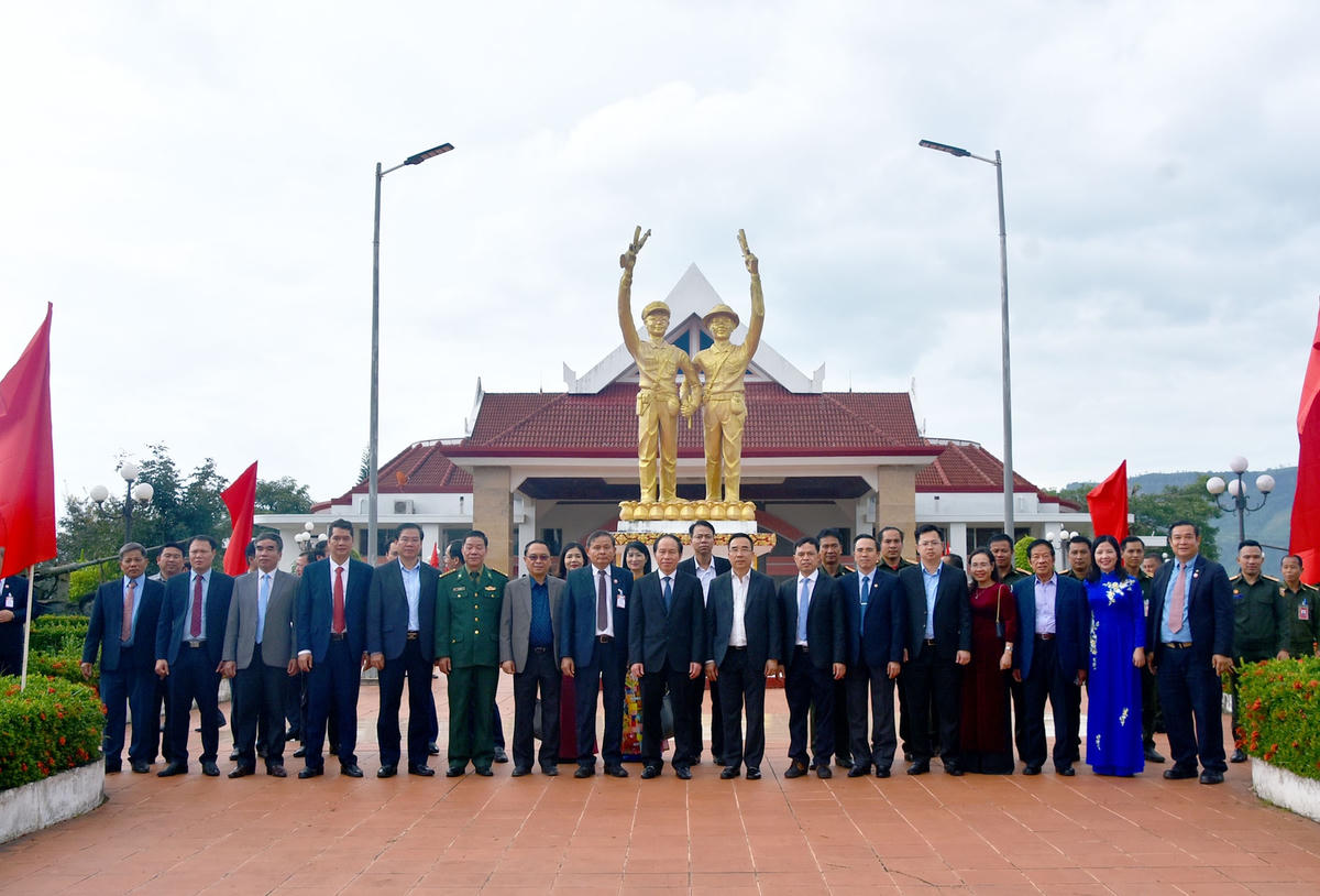 Phó Chủ tịch – Tổng Thư ký Lê Tiến Châu cùng các đại biểu chụp ảnh lưu niệm tại Bảo tàng Liên minh chiến đấu Lào - Việt Nam.