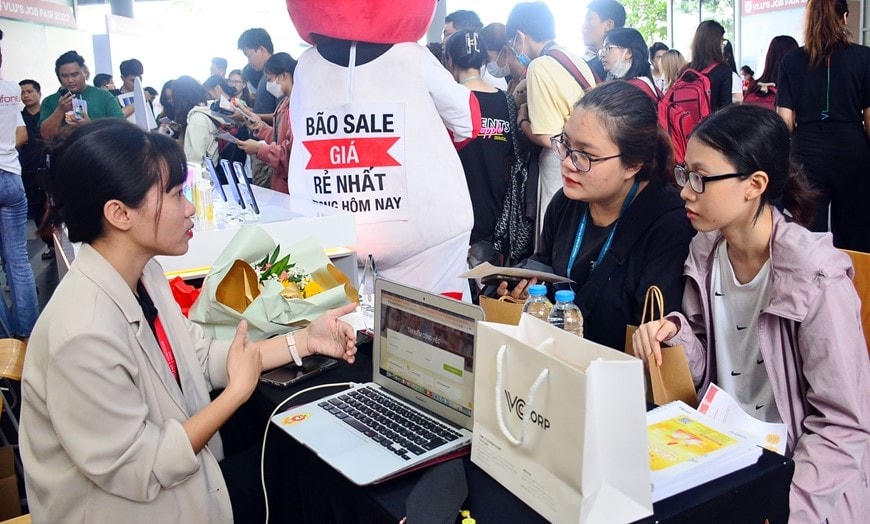 Sinh viên tham gia phỏng vấn tuyển dụng tại ngày hội Việc làm - VLU’s Job Fair 2023. Ảnh: Hùng Khoa.