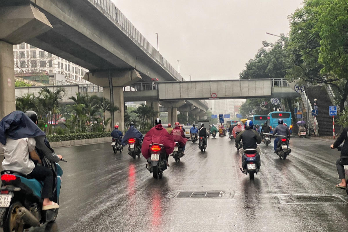 Lực lượng chức năng cần kiên quyết xử lý để người dân hình thành thói quen mới.