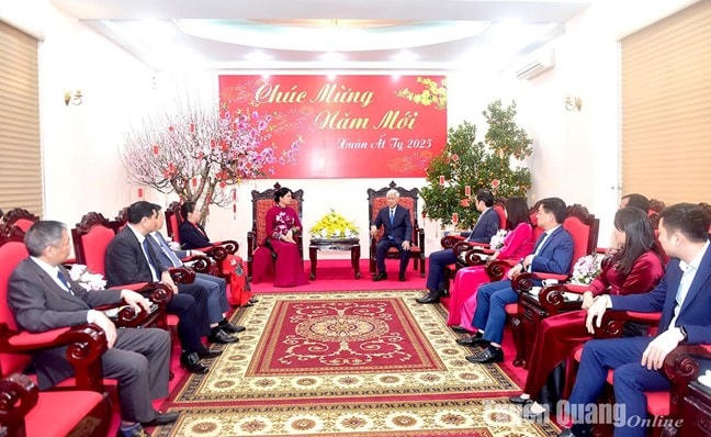  Đoàn công tác của Ủy ban Trung ương MTTQ Việt Nam làm việc với các đồng chí lãnh đạo tỉnh Tuyên Quang.