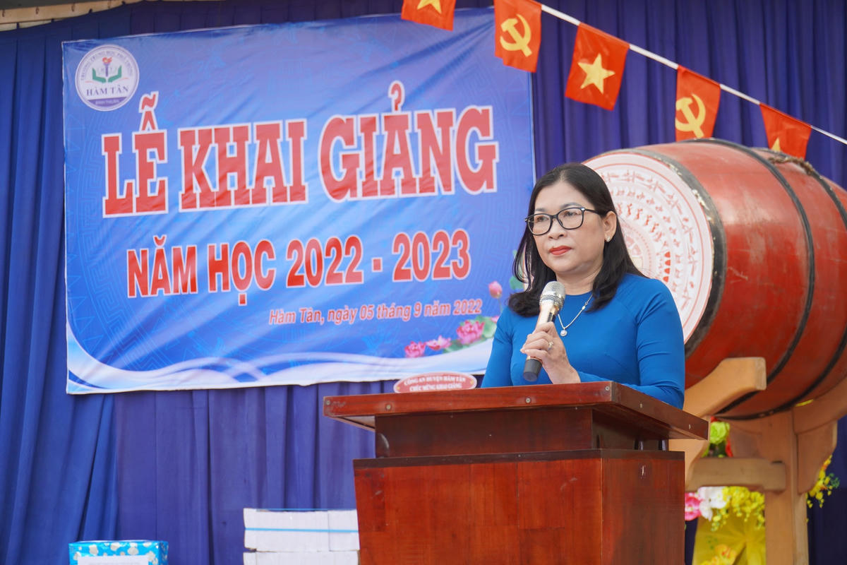Bà Bố Thị Xuân Linh, Chủ tịch Ủy ban MTTQ tỉnh Bình Thuận, phát biểu tại lễ khai giảng