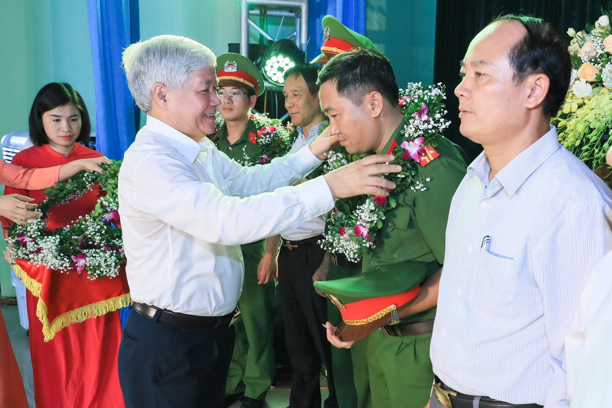 Bí thư Trung ương Đảng, Chủ tịch UBTƯ MTTQ Việt Nam Đỗ Văn Chiến chúc mừng những tập thể, cá nhân có thành tích xuất sắc trong triển khai phong trào Toàn dân bảo vệ an ninh Tổ quốc.