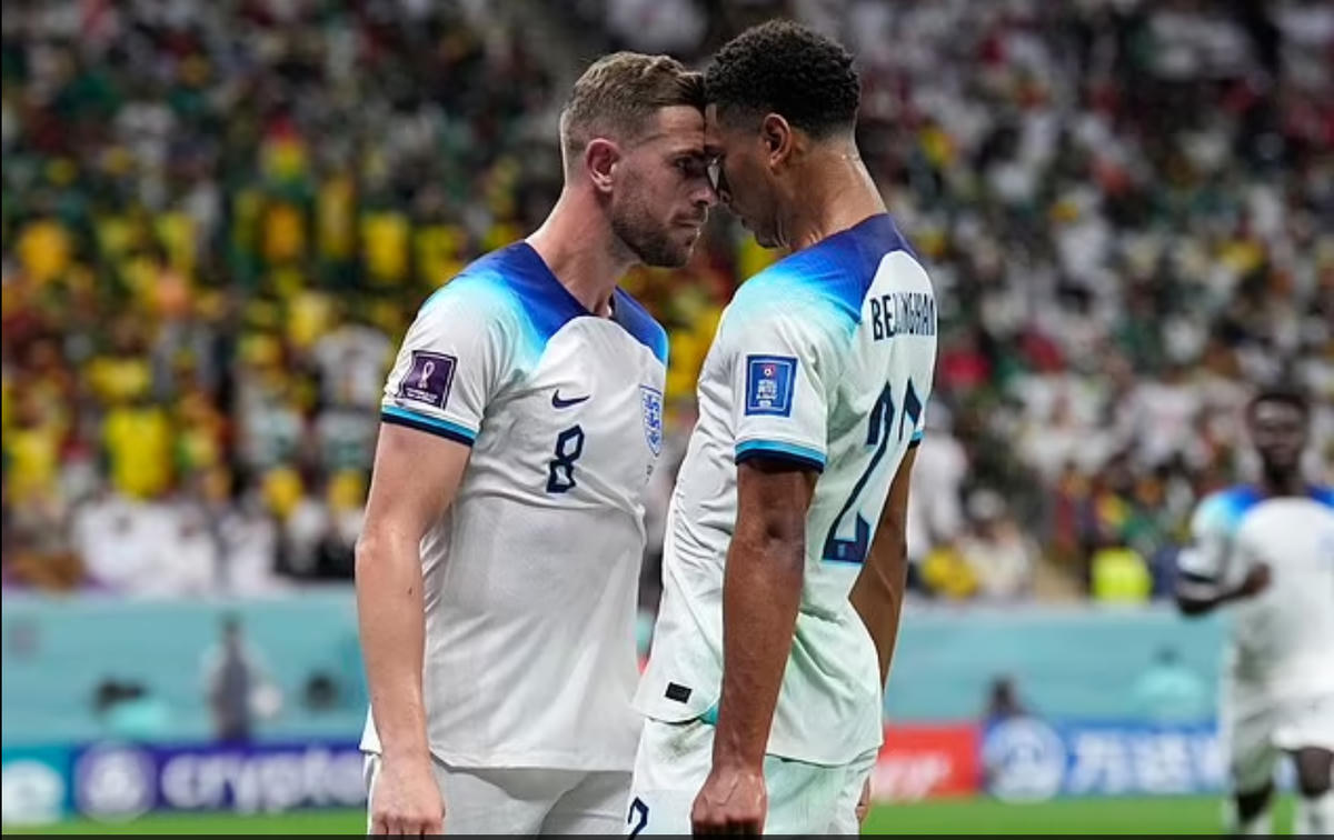 Jude Bellingham giải thích màn ăn mừng "mang tính biểu tượng" với Jordan Henderson. Ảnh: AP.