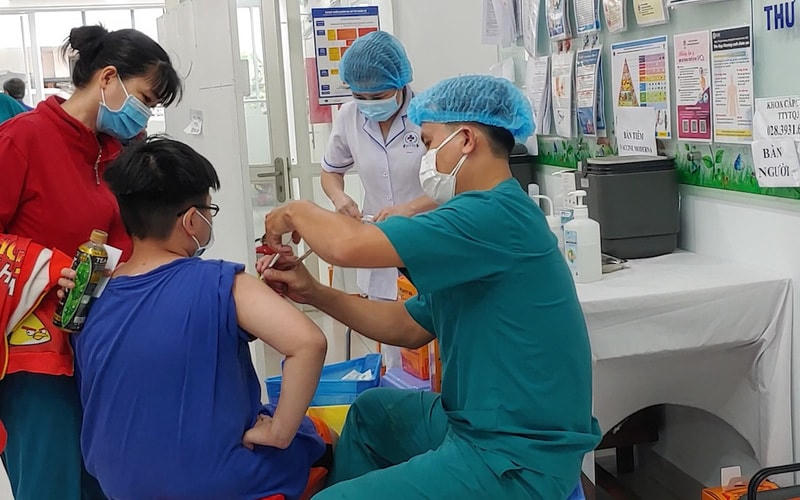Tiêm vaccine phòng Covid-19 cho trẻ tại TPHCM.  