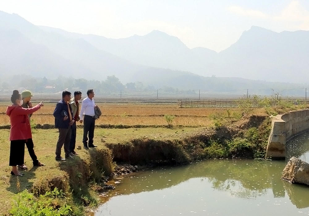 Ban Giám sát đầu tư của cộng đồng xã Ẳng Cang (huyện Mường Ảng, tỉnh Điện Biên) thực hiện giám sát tại công trình kè bảo vệ đất nông nghiệp. Ảnh: Anh Nguyễn.