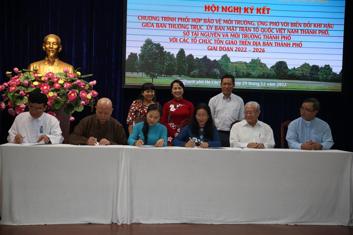 Các bên tham gia ký kết thực hiện công tác BVMT và ứng phó BĐKH giai đoạn 2022-2026.