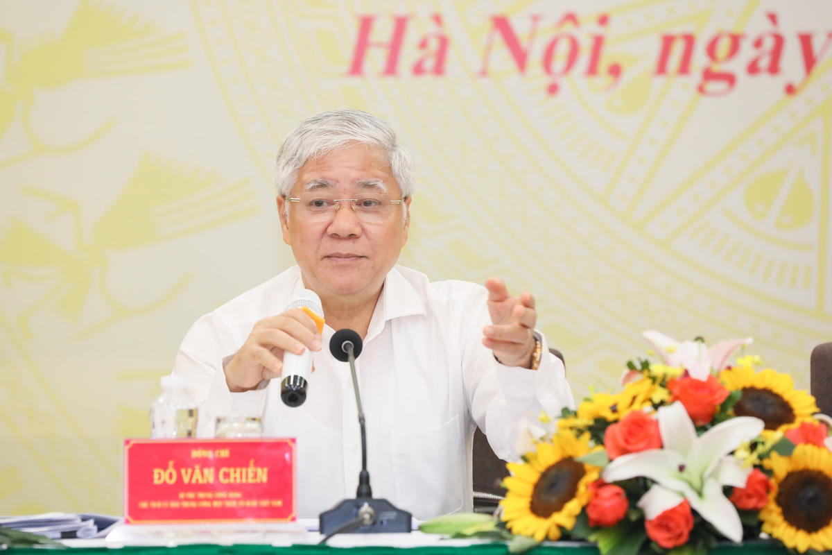 Chủ tịch Đỗ Văn Chiến trao đổi cùng các đại biểu tham dự Hội nghị. Ảnh: Quang Vinh.