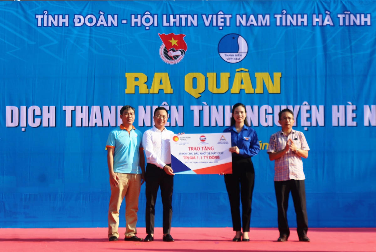 Ông Nguyễn Trọng Ngọc, Tổng Giám đốc Công ty TNHH Xăng dầu Giang Nam và đại diện Công ty CP hàng hải Liên Minh trao tặng biểu trưng 10.000 chai dầu nhớt Gulf cho đại diện Tỉnh đoàn Hà Tĩnh.