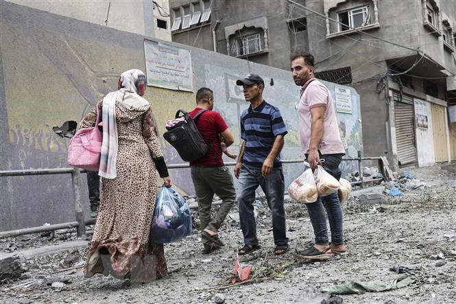 Người dân Palestine rời bỏ nhà cửa ở Dải Gaza ngày 9/10/2023, sau khi xung đột giữa lực lượng Hamas và Israel leo thang. (Ảnh: AFP/TTXVN).