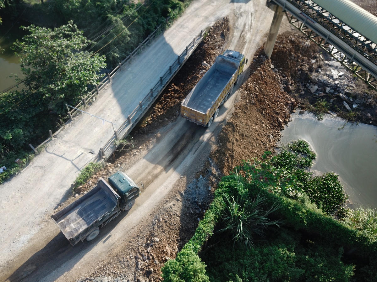 Trên cầu Khánh Dưỡng đã lắp barie, vì vậy, các xe tải buộc phải đi qua lối đi mới được tạo dựng bằng cách lấp sông.