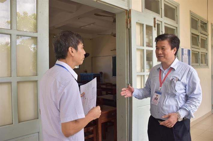Thứ trưởng Nguyễn Hữu Độ kiểm tra công tác chấm thi tại Quảng Nam.