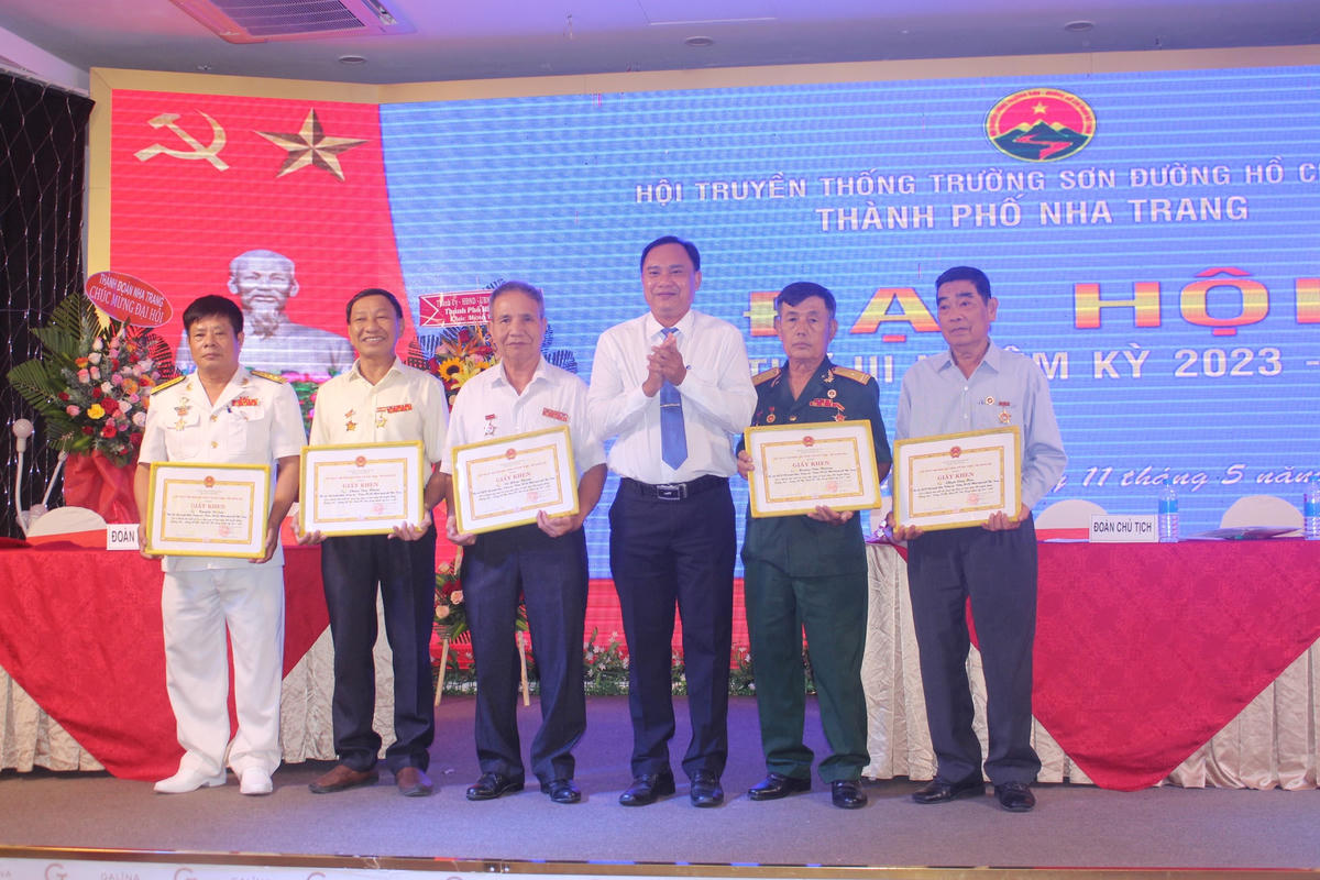 Thành phố Nha Trang tặng Giấy khen cho  cá nhân có thành tích xuất sắc..