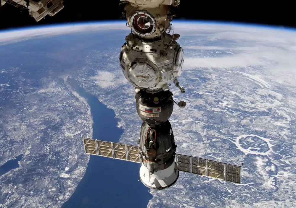 Một tàu vũ trụ của Nga đang neo đậu tại Trạm Vũ trụ Quốc tế (ISS). Ảnh: AP.