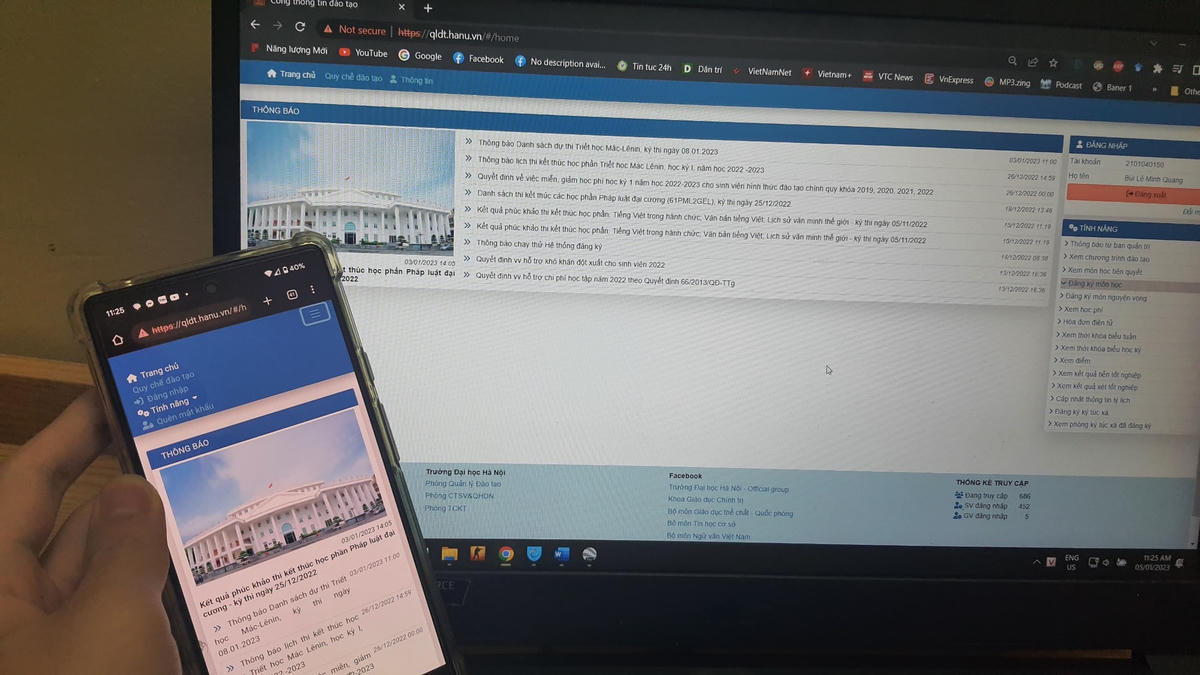 Sinh viên Trường Đại học Hà Nội phải sử dụng nhiều thiết bị để đăng ký tín chỉ. Ảnh: TL.