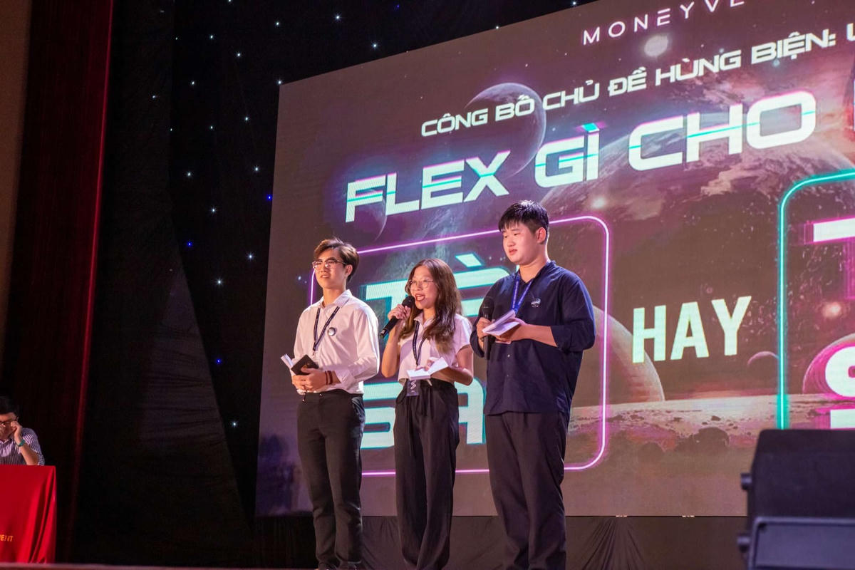 Các bạn trẻ tranh biện trên sân khấu.