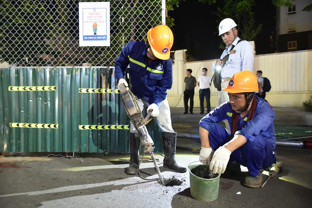Ban Quản lý dự án cho biết sẽ chỉ đạo nhà thầu tập trung ưu tiên nhân lực, máy móc để đẩy nhanh tiến độ, sớm hoàn trả lòng đường.