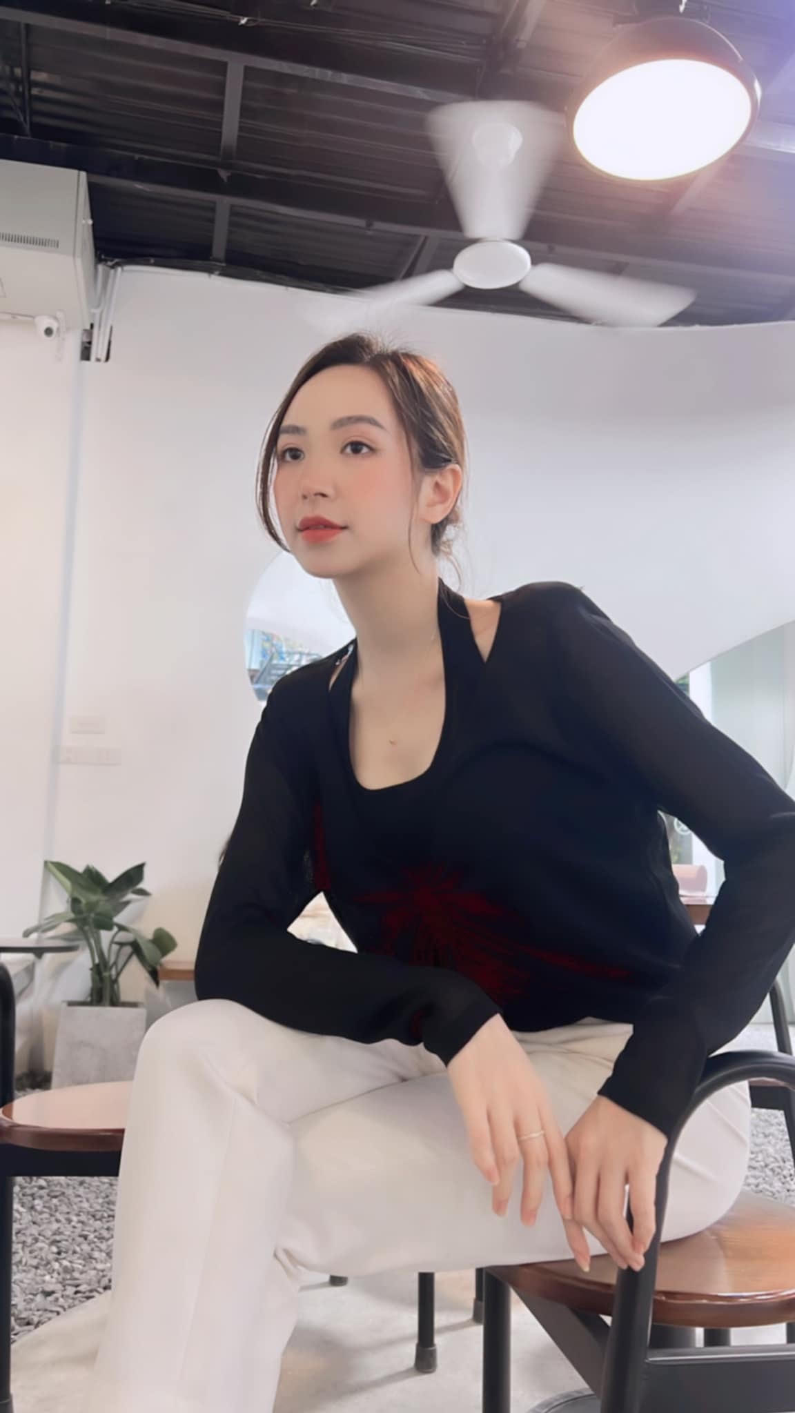 Gu thời trang đối ngược hoàn toàn của Kim Oanh ngoài đời.