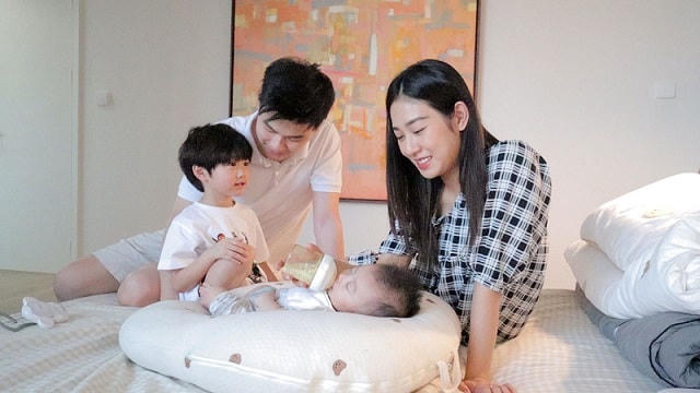 Chương trình "Ở nhà vui mà"  ghi lại cuộc sống gia đình nghệ sĩ trong mùa dịch Covid-19. 