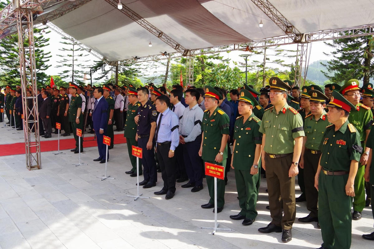 Các đại biểu dự lễ truy điệu và an táng.