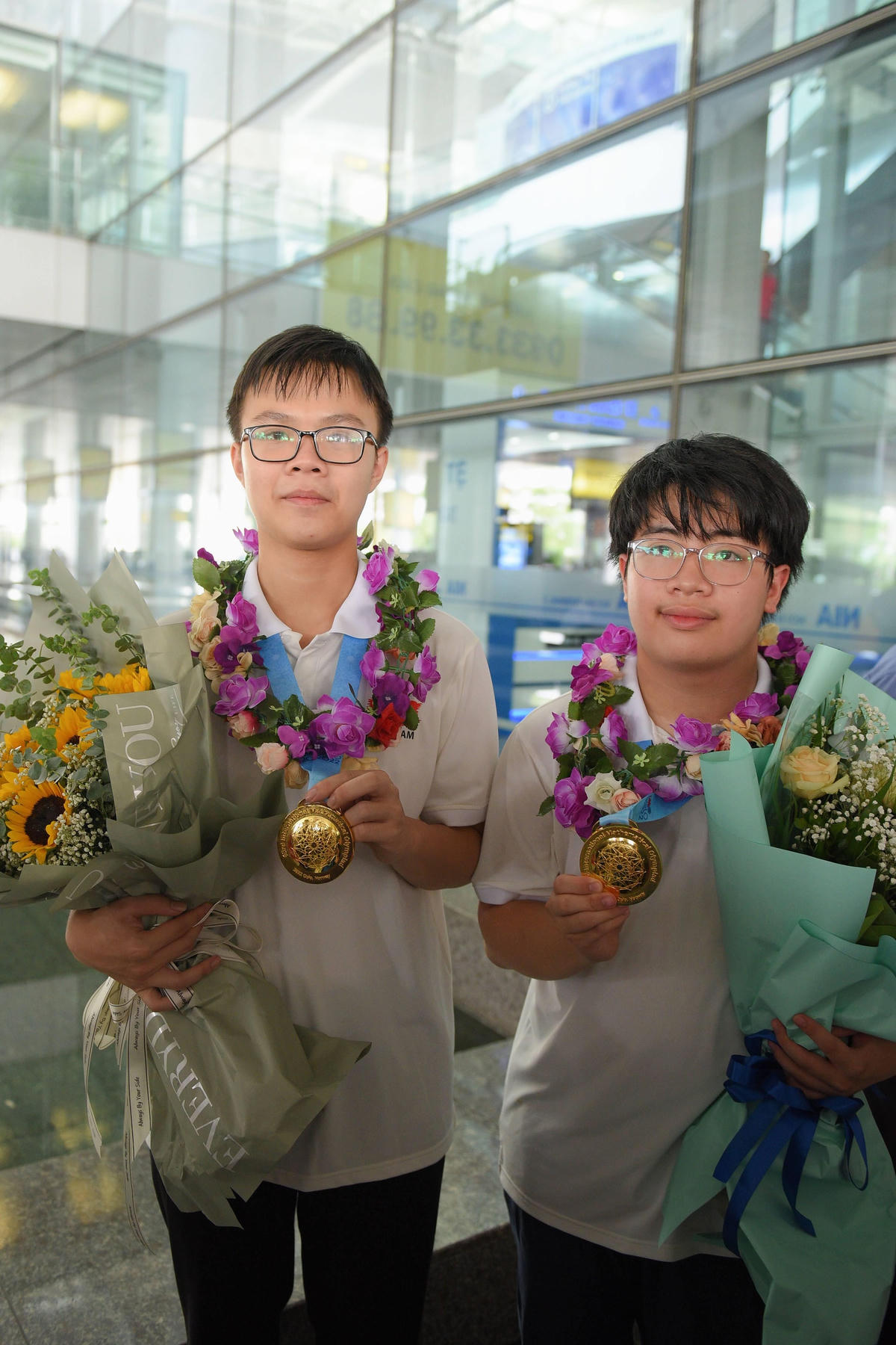 Em Ngô Quý Đăng (bên trái) và Phạm Việt Hưng đoạt Huy chương Vàng IMO 2022.