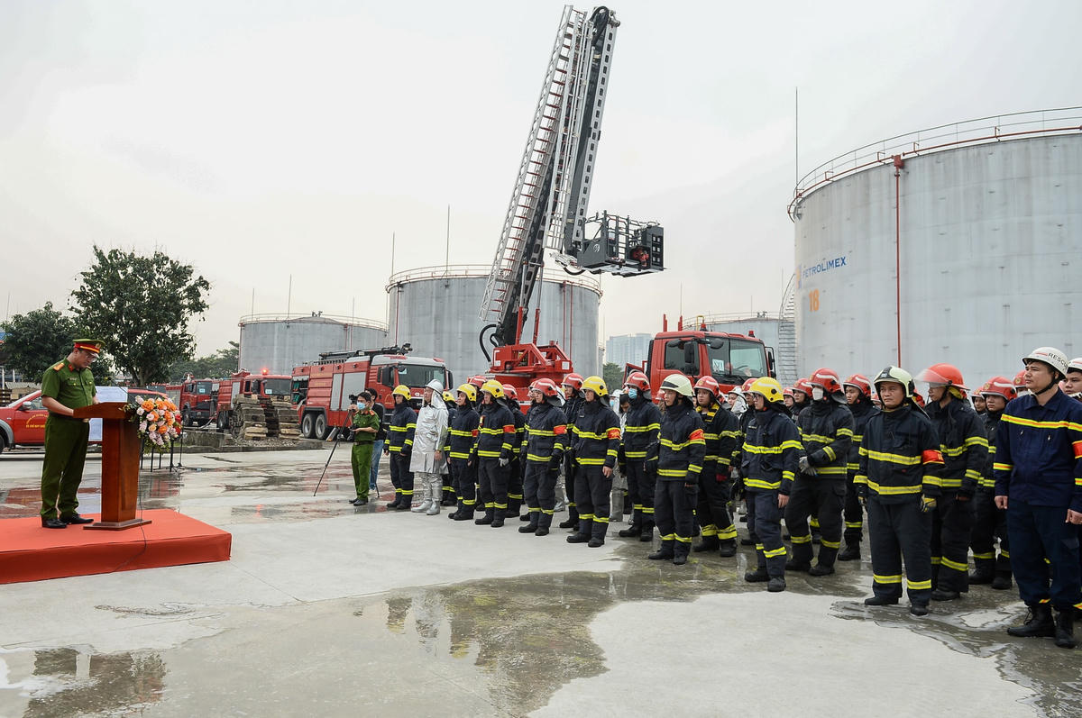 Trong buổi diễn tập, tình huống giả định là khoảng 15h30 ngày 21/4, trong quá trình bảo dưỡng, sửa chữa van chặn công nghệ đường ống nhập tại vị trí cửa bể xăng số 18 (bể có mái nổi, chiều cao 12 m, đường kính 18,9 m, dung tích 3.000 m3) trong khuôn viên tổng kho. Do bất cẩn của một công nhân trong quá trình thực hiện việc tháo lắp, sửa chữa làm phát sinh tia lửa gây cháy, ngọn lửa bùng phát nhanh chóng từ đó tạo ra nhiều khói và khí độc.