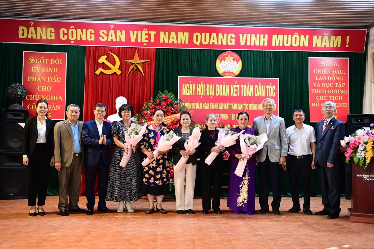 chu-tich-ubnd-tinh-nguyen-van-son-tang-hoa-nhung-gia-dinh-tieu-bieu-xuat-sac-duoc-to-dan-pho-tin-nhiem-cao.jpg