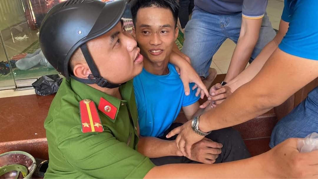 Phạm nhân Triệu Quân Sự tra tay vào còng sau 12 tiếng lẩn trốn.
